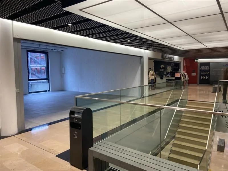 Cormanon Centre, bright 58 m2 space on the ground floor