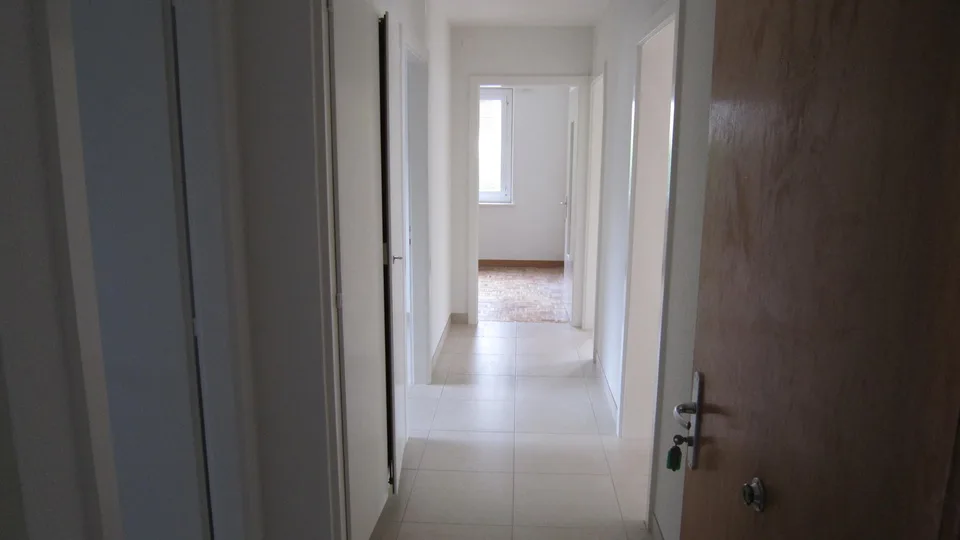 Bello appartamento di 3 locali con balcone al piano rialzato