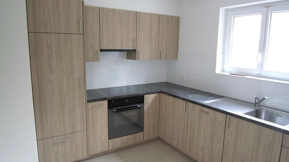 Bel appartement de 3 pièces avec balcon au rez-de-chaussée supérieur