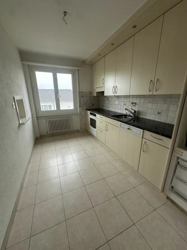 A louer un joli appartement de 4,5 pièces avec un balcon, dans un quartier calme