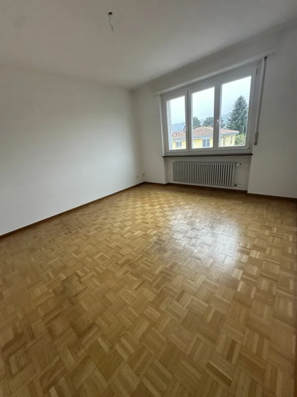 In affitto un bel appartamento di 4,5 locali con balcone in un quartiere tranquillo – foto 6 di 7