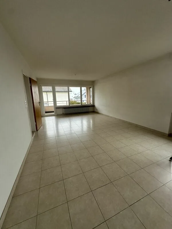 Zu vermieten ist eine schöne 4,5-Zimmer-Wohnung mit Balkon in einem ruhigen Viertel