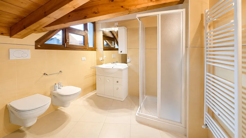 Appartement moderne de 3,5 pièces avec meubles et balcon