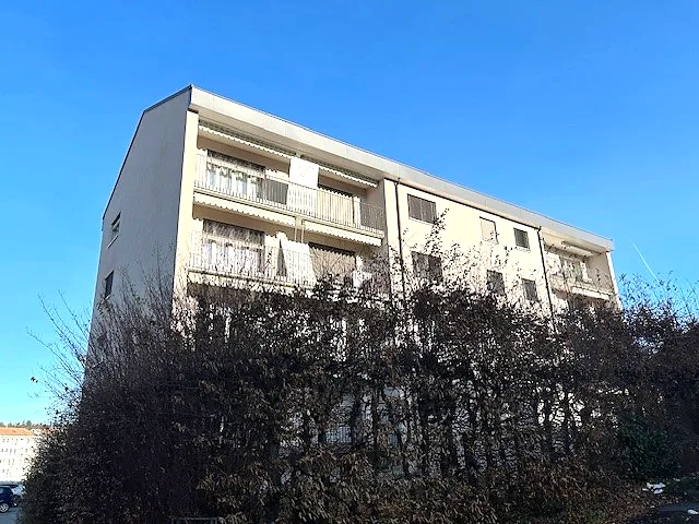 Appartement de 4.5 pièces dans un immeuble entièrement rénové au 2e étage avec balcon