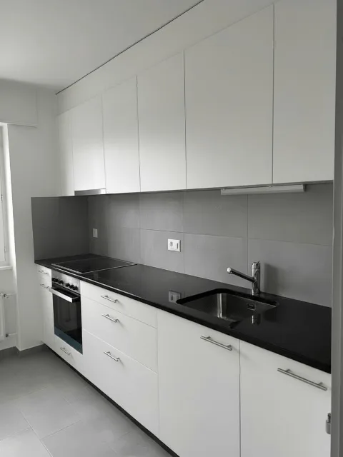Appartement de 4.5 pièces dans un immeuble entièrement rénové au 2e étage avec balcon
