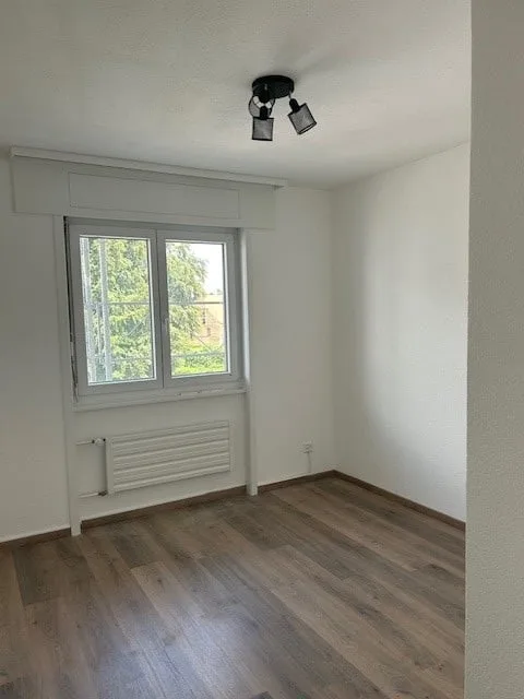 Appartement de 4.5 pièces dans un immeuble entièrement rénové au 2e étage avec balcon