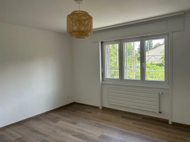 Appartement de 4.5 pièces dans un immeuble entièrement rénové au 2e étage avec balcon