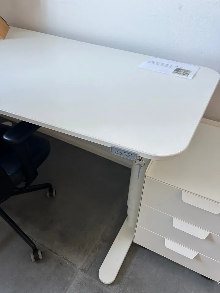 Postazione di lavoro singola completamente attrezzata in centro a Lugano