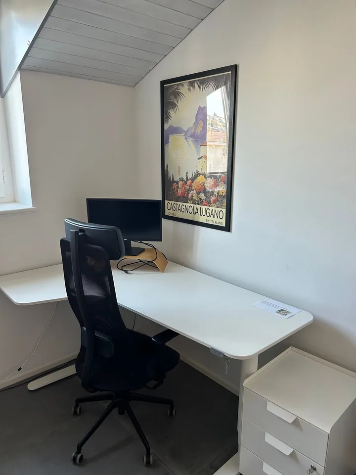 Postazione di lavoro singola completamente attrezzata in centro a Lugano