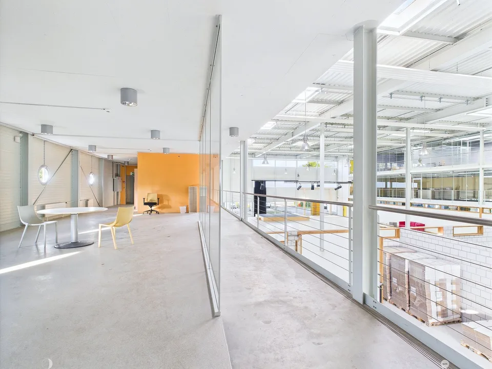 Spazi per uffici nel quartiere industriale da 144m2