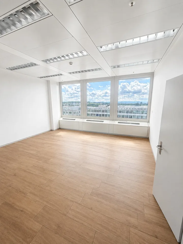 Spazio commerciale unico con terrazza privata sul tetto - ideale per studio o ufficio