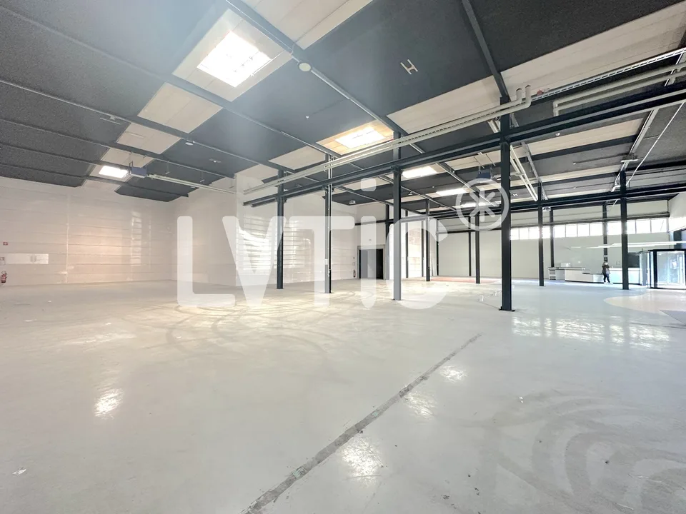 Capannone industriale di 1010 m2 in affitto a Villeneuve