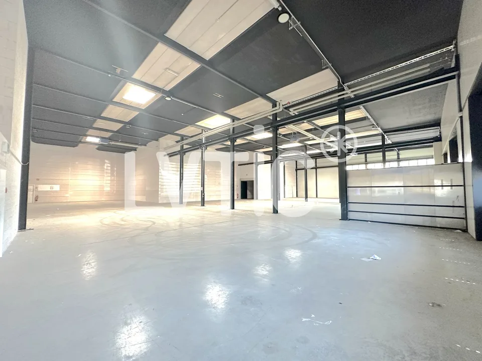 Capannone industriale di 1010 m2 in affitto a Villeneuve