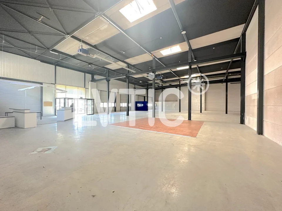 Capannone industriale di 1010 m2 in affitto a Villeneuve