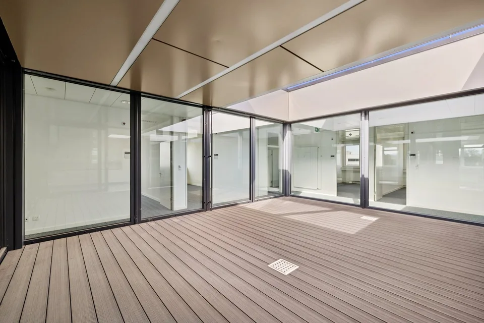 Spazi flessibili per uffici con atrium ad Allschwil, ideali per aziende innovative