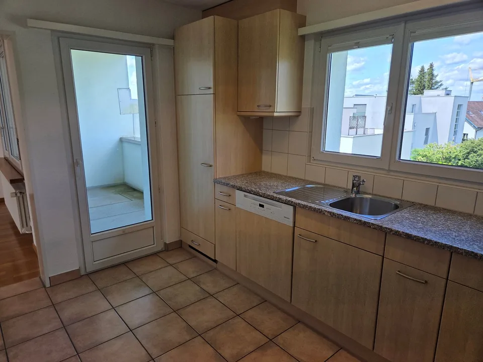 Ampio appartamento maisonette di 4,5 locali in una posizione tranquilla con una vista mozzafiato sul lago e le montagne