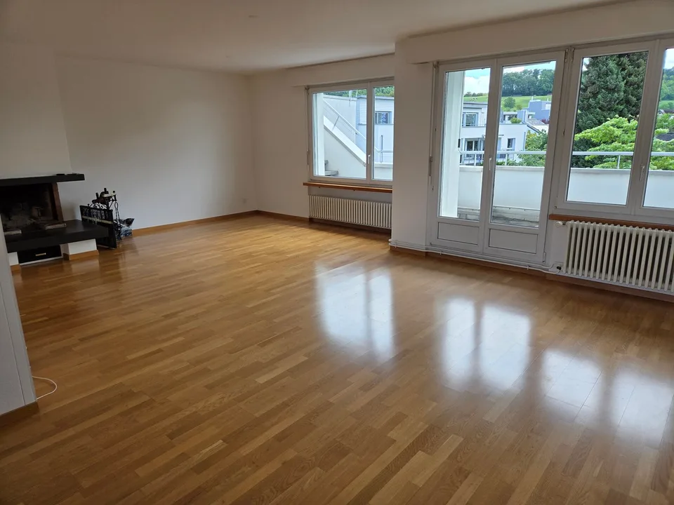 Ampio appartamento maisonette di 4,5 locali in una posizione tranquilla con una vista mozzafiato sul lago e le montagne