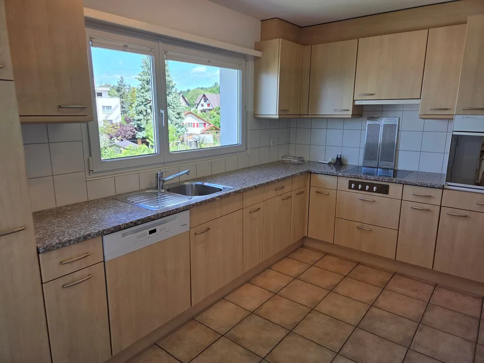 Ampio appartamento maisonette di 4,5 locali in una posizione tranquilla con una vista mozzafiato sul lago e le montagne