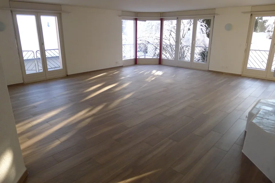 Ampio appartamento di 4,5 locali con balcone e camino, posizione ottimale a Steffisburg