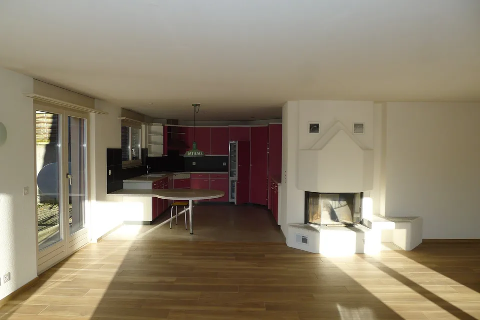 Ampio appartamento di 4,5 locali con balcone e camino, posizione ottimale a Steffisburg