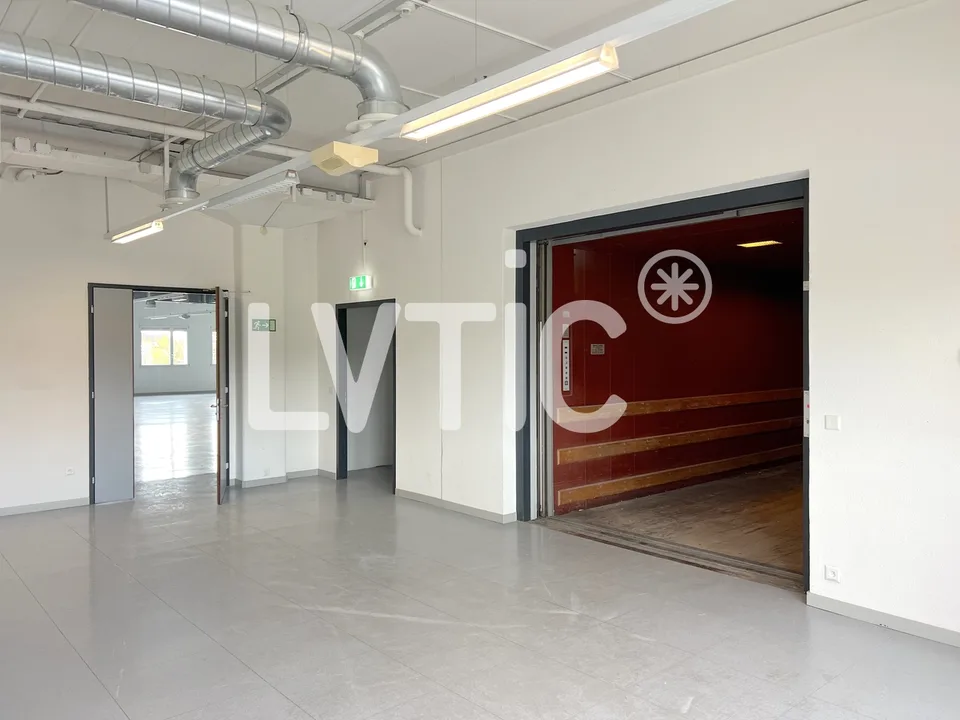 Locaux, showroom, bureaux de 325 m2 à louer à Etoy