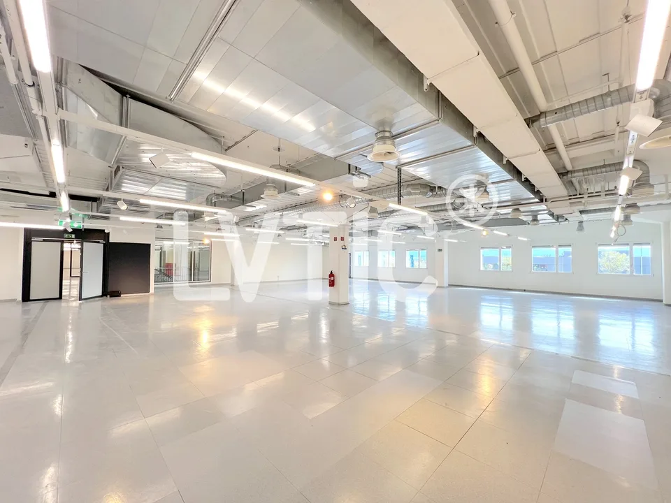 Locaux, showroom, bureaux de 325 m2 à louer à Etoy