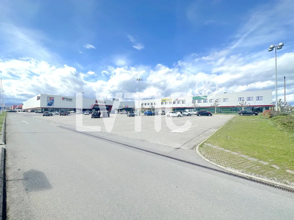 Locaux, showroom, bureaux de 325 m2 à louer à Etoy