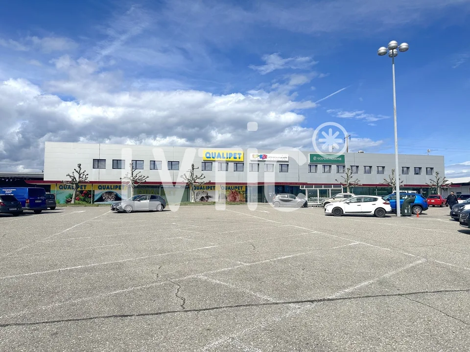 Locaux, showroom, bureaux de 325 m2 à louer à Etoy