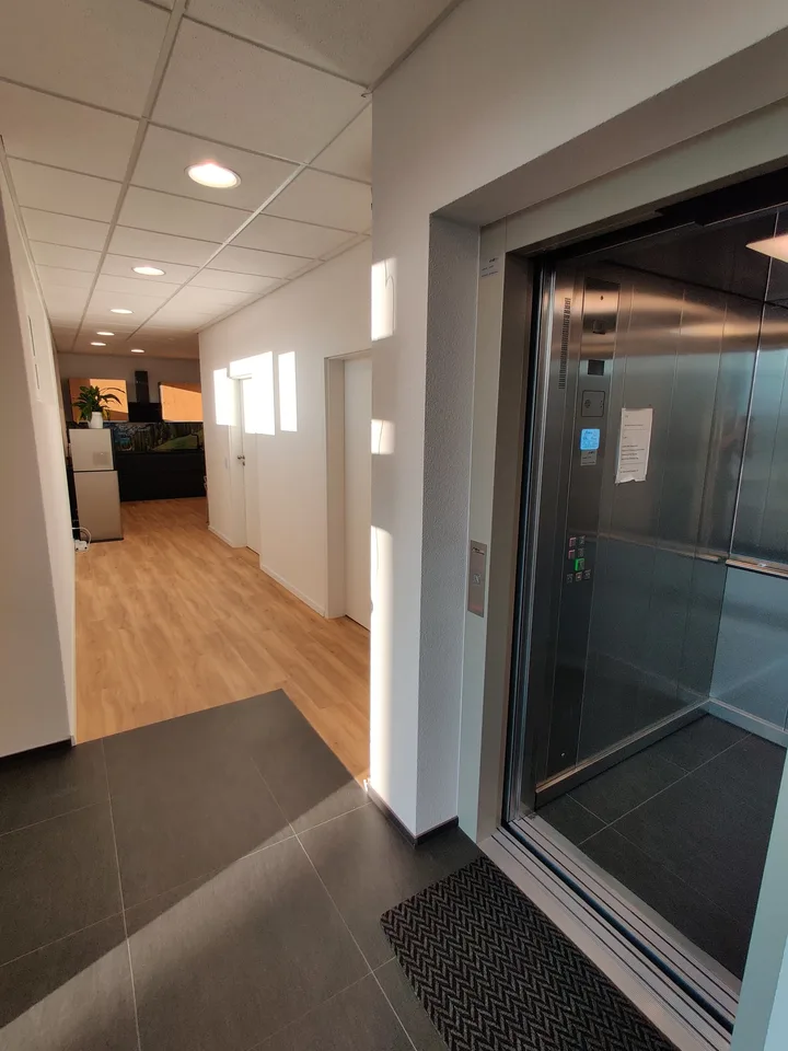 #15.1 Top moderna sala di stoccaggio-laboratorio con condizionamento, ventilazione, LAN, WLAN, videosorveglianza, parcheggi, centrale