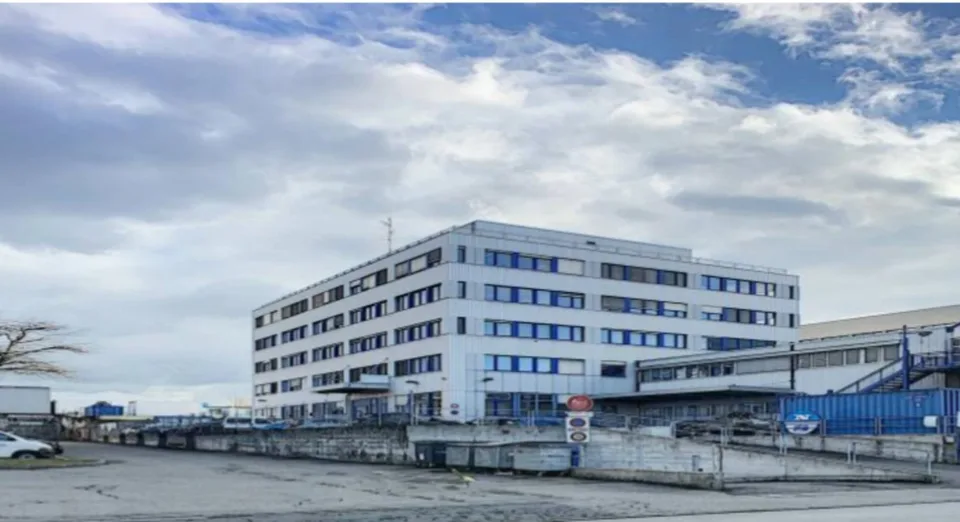 Locaux de 860 m2 au 2ème étage Zone FTI