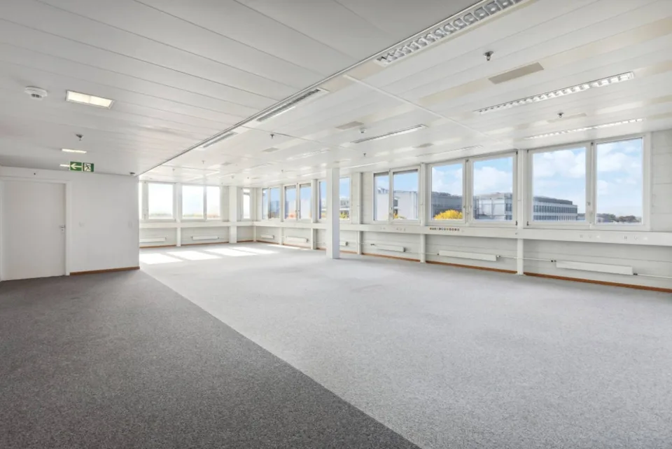 Locaux de 860 m2 au 2ème étage Zone FTI