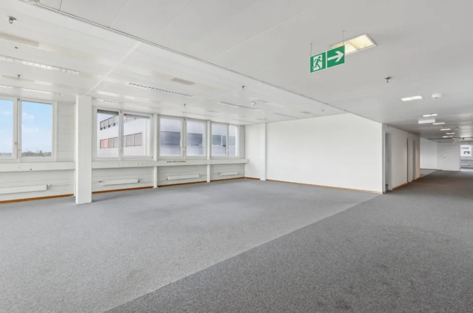 Locaux de 860 m2 au 2ème étage Zone FTI
