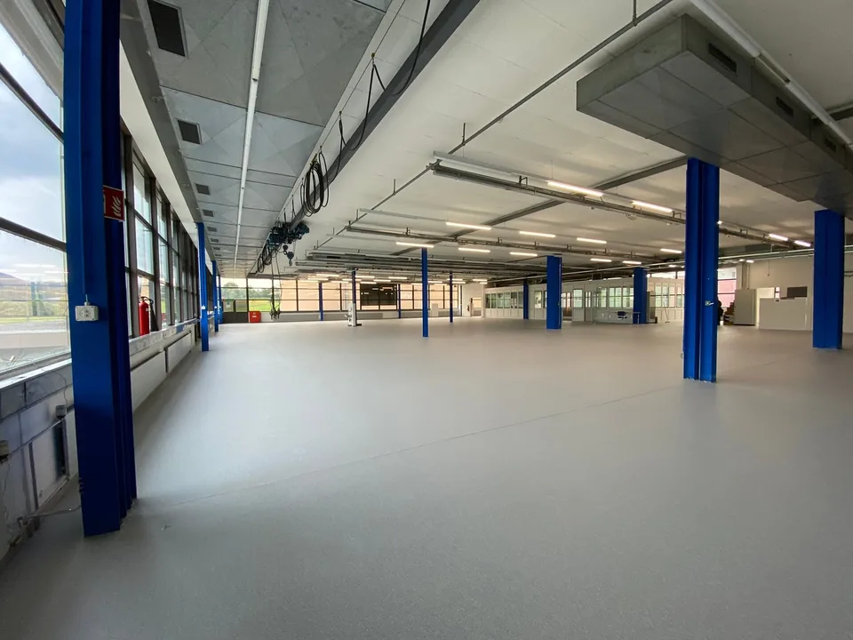 Espace commercial lumineux pour la logistique, la production et l'exposition dans P201 à Aesch