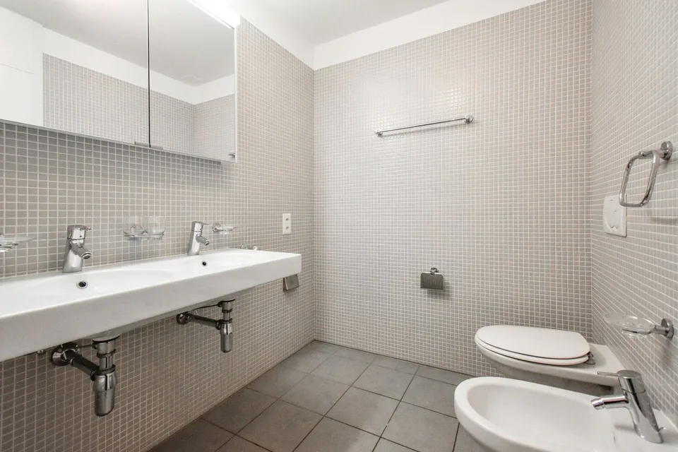 Modernes Einzimmerapartment mit großer Terrasse – Foto 10 von 13