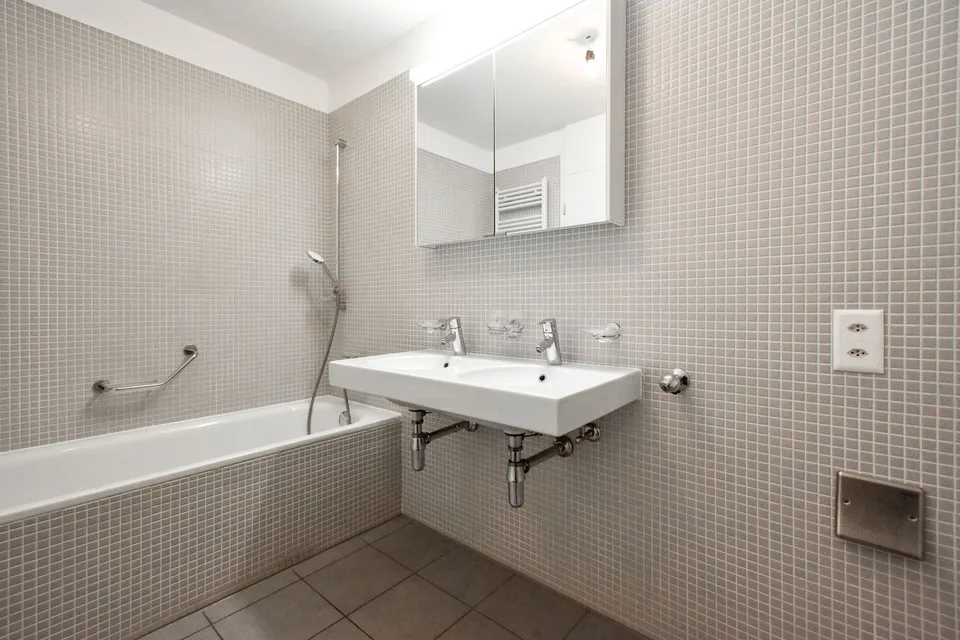 Modernes Einzimmerapartment mit großer Terrasse – Foto 11 von 13