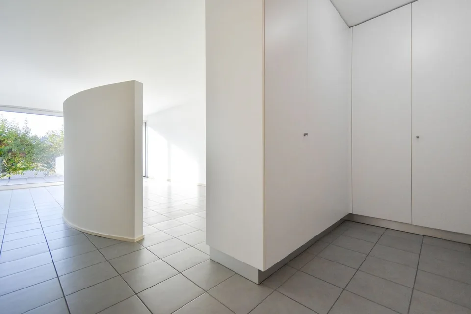 Modernes Einzimmerapartment mit großer Terrasse – Foto 7 von 13