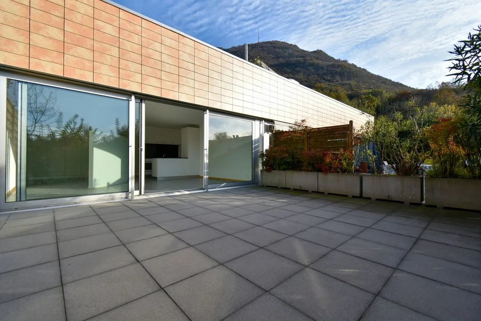 Modernes Einzimmerapartment mit großer Terrasse – Foto 12 von 13