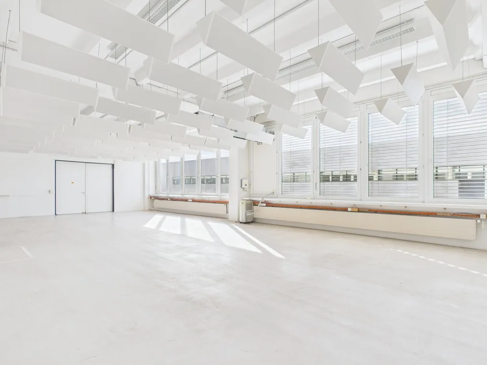 320m2 befahrbare Gewerbefläche im industriellen Design – Foto 11 von 18