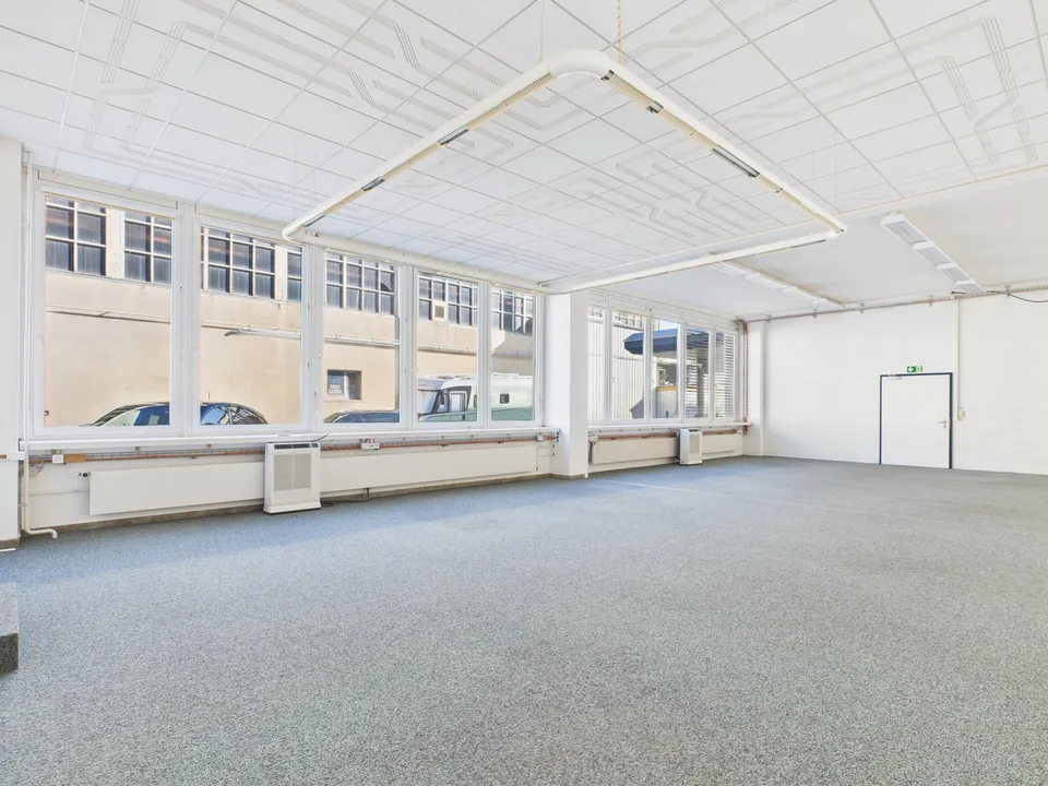 320m2 di spazio commerciale percorribile in design industriale