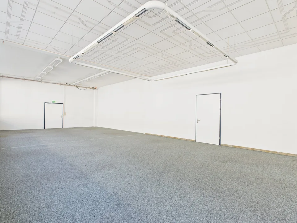 320m2 di spazio commerciale percorribile in design industriale