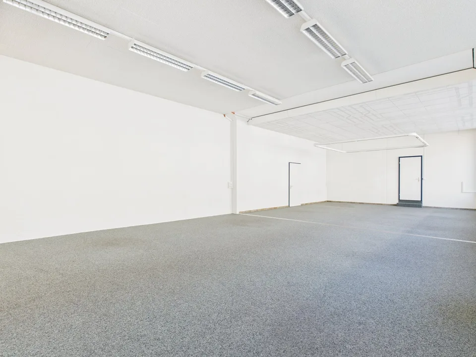 320m2 di spazio commerciale percorribile in design industriale
