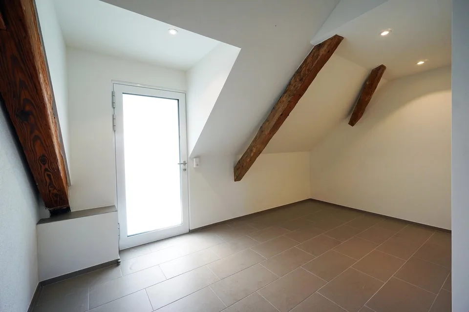 Komplett renovierte 2.5-Zimmerwohnung - 2. OG