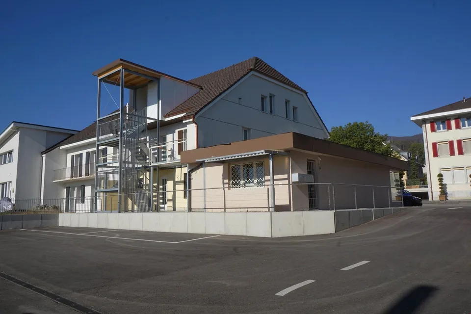 Komplett renovierte 2.5-Zimmerwohnung - 2. OG