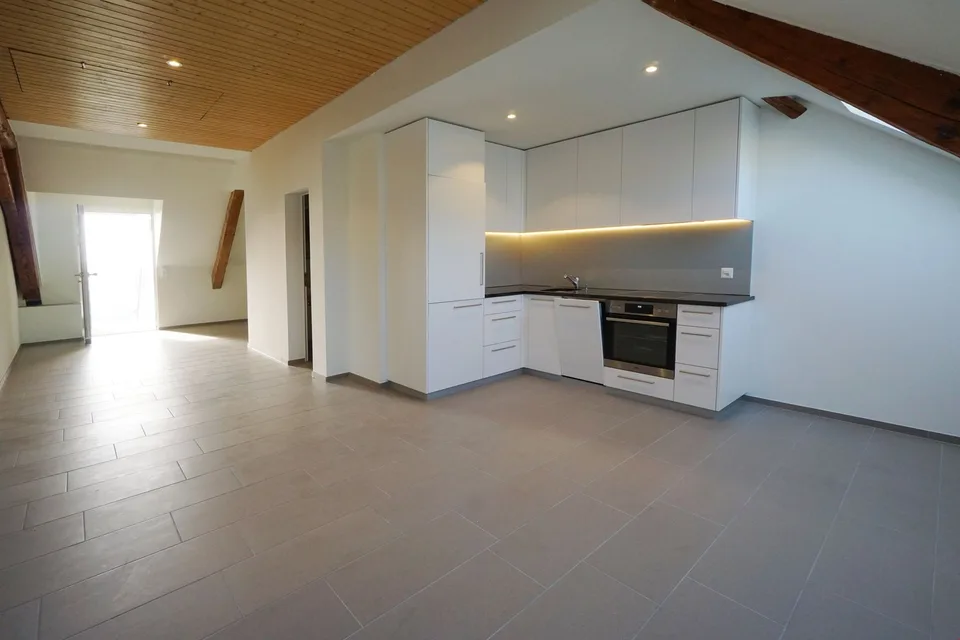 Komplett renovierte 2.5-Zimmerwohnung - 2. OG