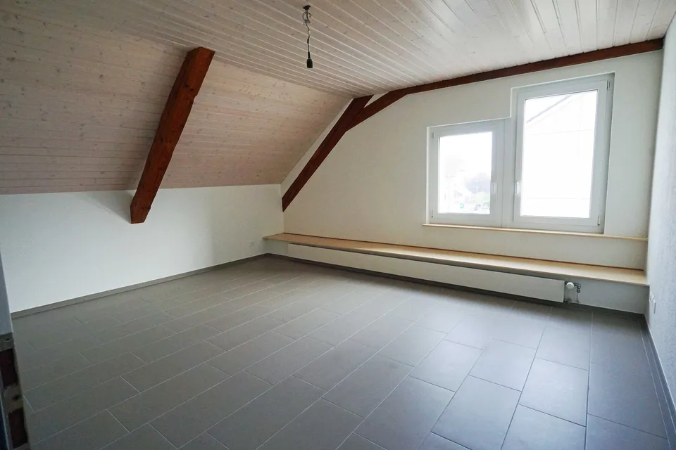 Komplett renovierte 2.5-Zimmerwohnung - 2. OG