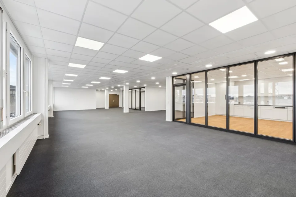 ATTRAKTIVES Büro mit neuem Innenausbau - Einziehen und loslegen