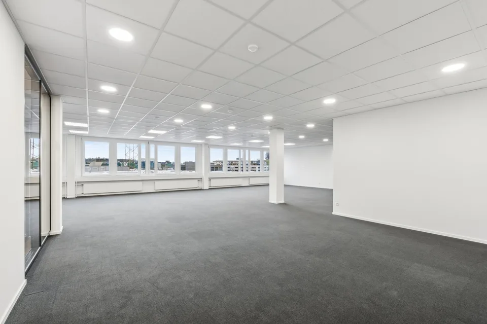 ATTRAKTIVES Büro mit neuem Innenausbau - Einziehen und loslegen
