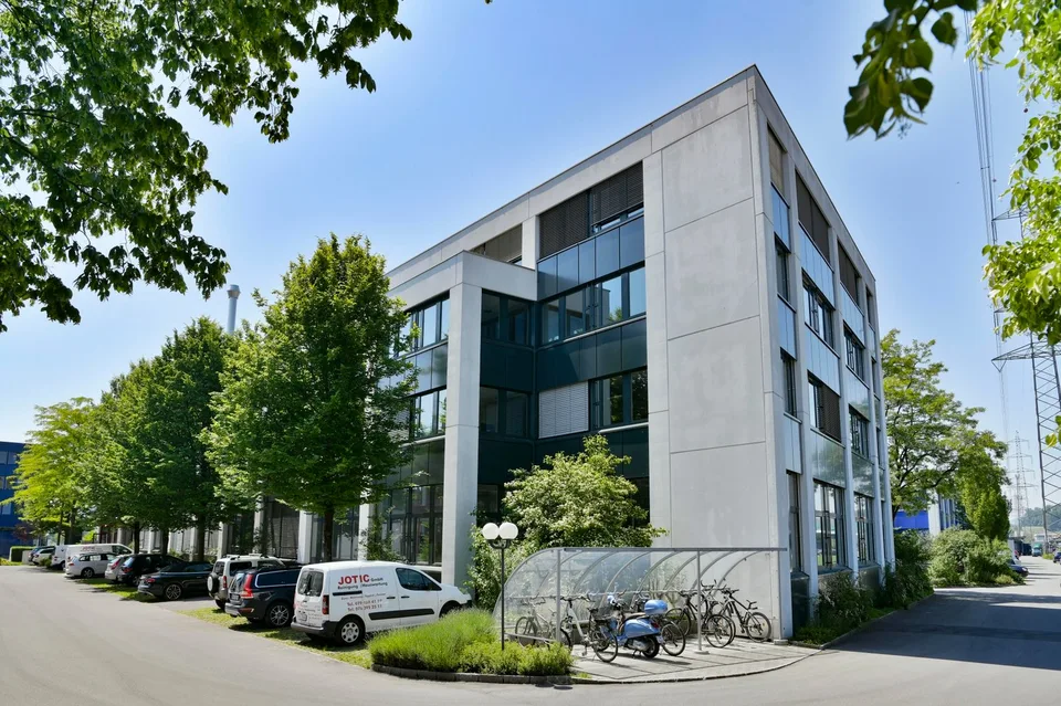 ATTRAKTIVES Büro mit neuem Innenausbau - Einziehen und loslegen