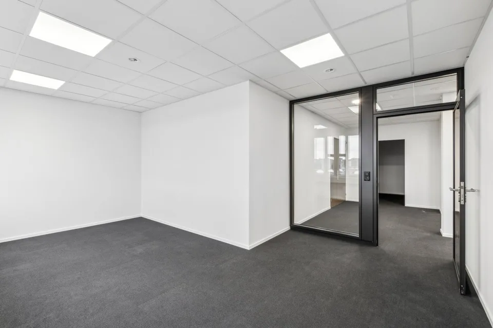 ATTRAKTIVES Büro mit neuem Innenausbau - Einziehen und loslegen
