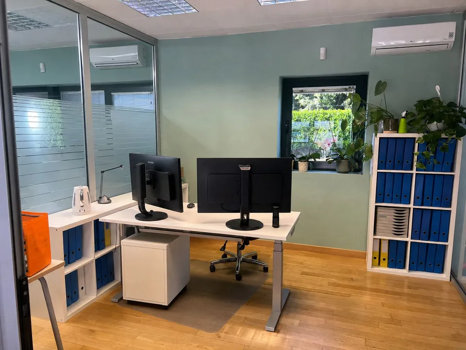 Ufficio su due livelli con open space e uffici privati